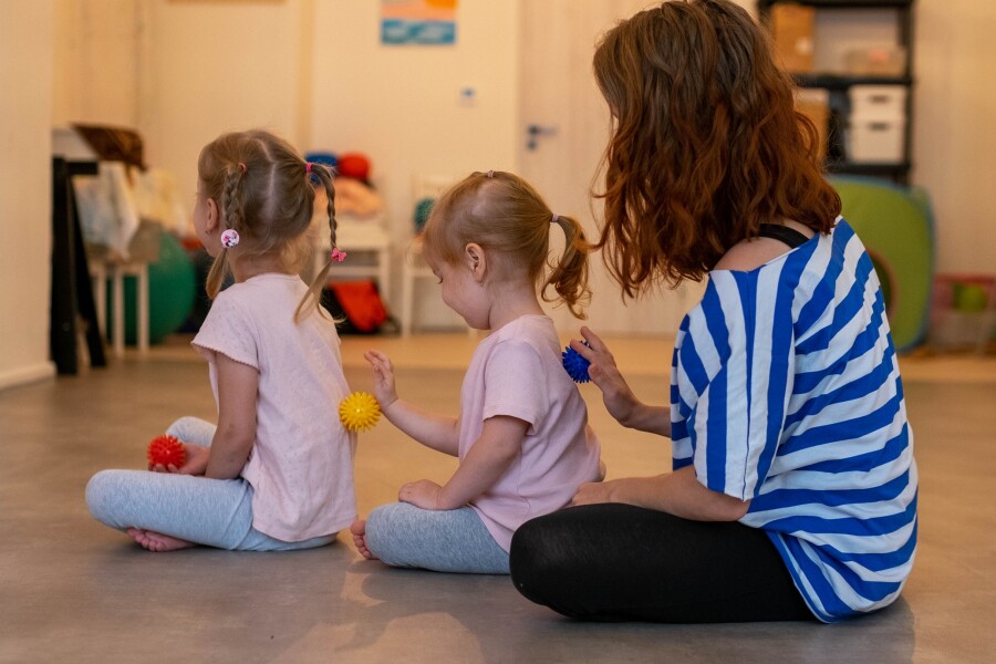 Využitie TANEČNO - POHYBOVEJ TERAPIE pri práci s deťmi a dospelými (online)