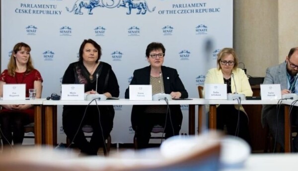 JEDNÁNÍ V SENÁTĚ - LEGISLATIVNÍ UKOTVENÍ UMĚLECKÝCH TERAPIÍ